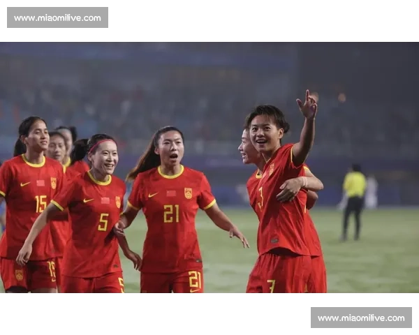 中国女足鏖战韩国展现坚韧拼搏精神引发球迷热议